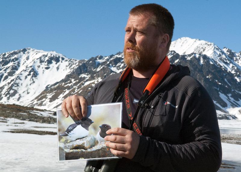 Jørgen Berge har forsket på alkekongen i mange år. Her forteller han om noen av funnene sine på årets Outreach-tokt på Svalbard. Foto: Karine Nigar Aarskog